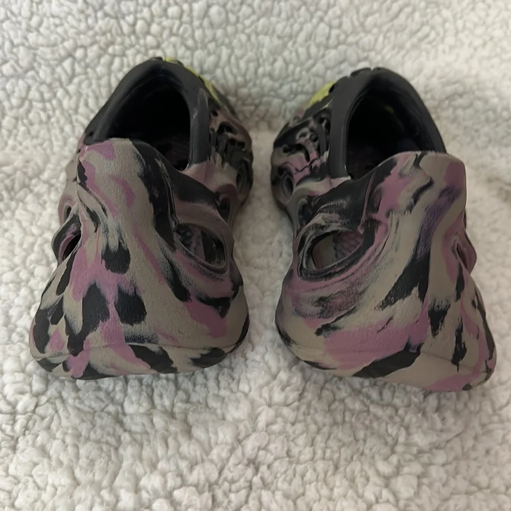 Yeezy Adidas Foam Rnr. Mens Size 6 / Women Size 8. Lightly used (see pics) - Picture 6 of 6